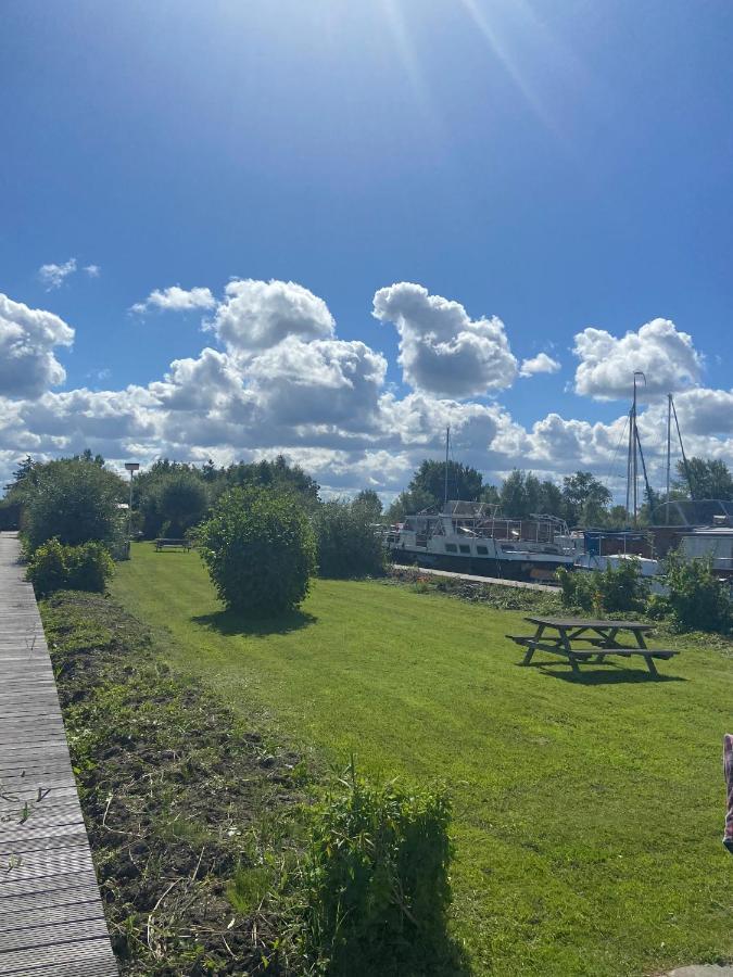 Hotel C'Est La Vie Houseboat Nederhorst den Berg Esterno foto