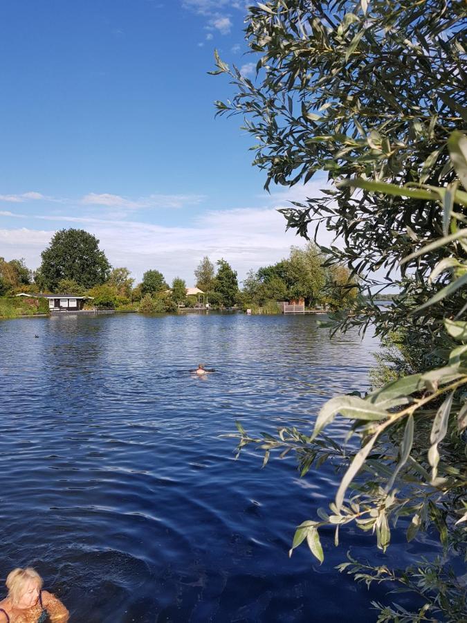 Hotel C'Est La Vie Houseboat Nederhorst den Berg Esterno foto