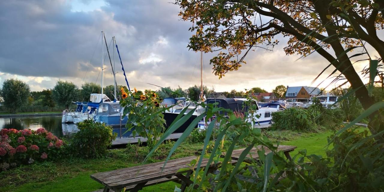 Hotel C'Est La Vie Houseboat Nederhorst den Berg Esterno foto