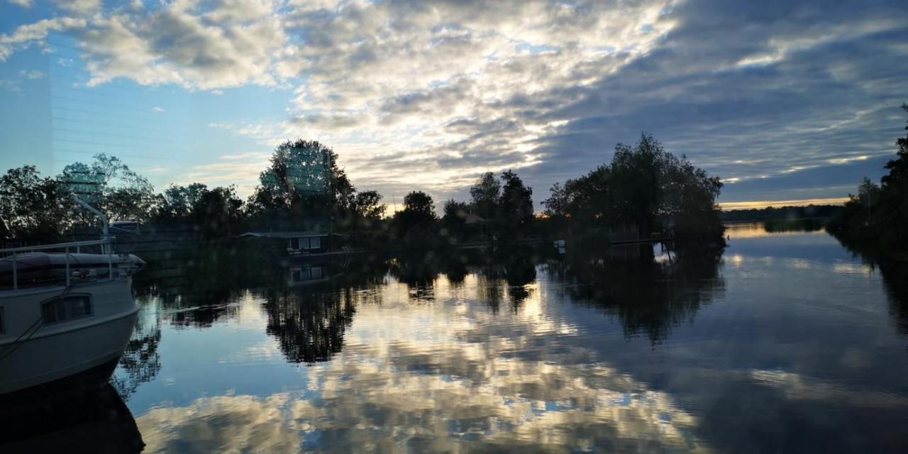 Hotel C'Est La Vie Houseboat Nederhorst den Berg Esterno foto