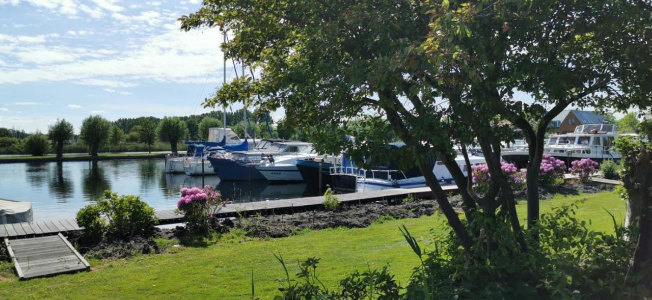 Hotel C'Est La Vie Houseboat Nederhorst den Berg Esterno foto