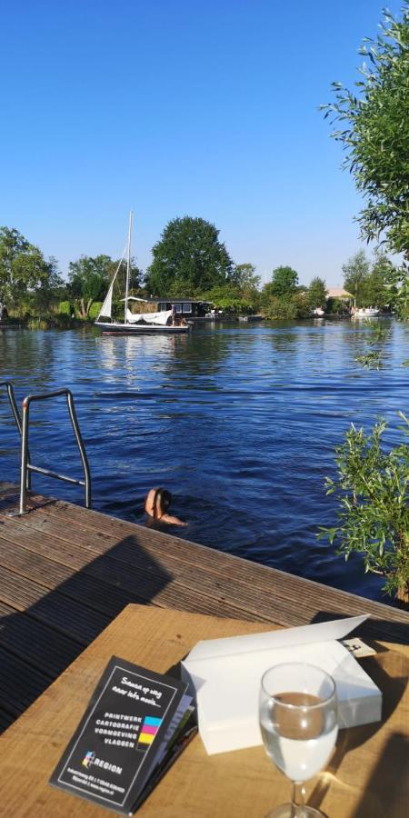 Hotel C'Est La Vie Houseboat Nederhorst den Berg Esterno foto